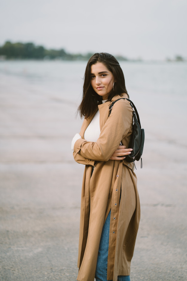 Описание: C:\Users\Natali\Downloads\статьи гз 12.10.20\young-girl-walking-on-the-beach_1157-16798.jpg